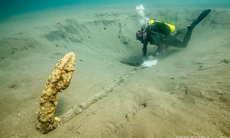 Descubren ancla europea del siglo XV bajo Golfo de México