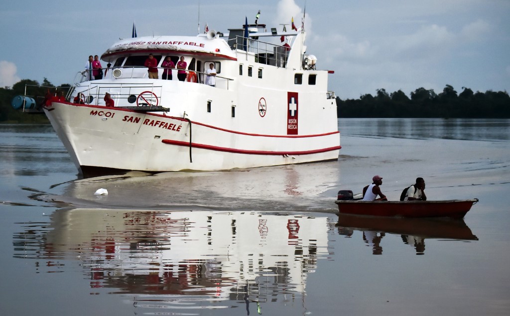 Un hospital flotante desafía las aguas turbulentas del litoral Pacífico