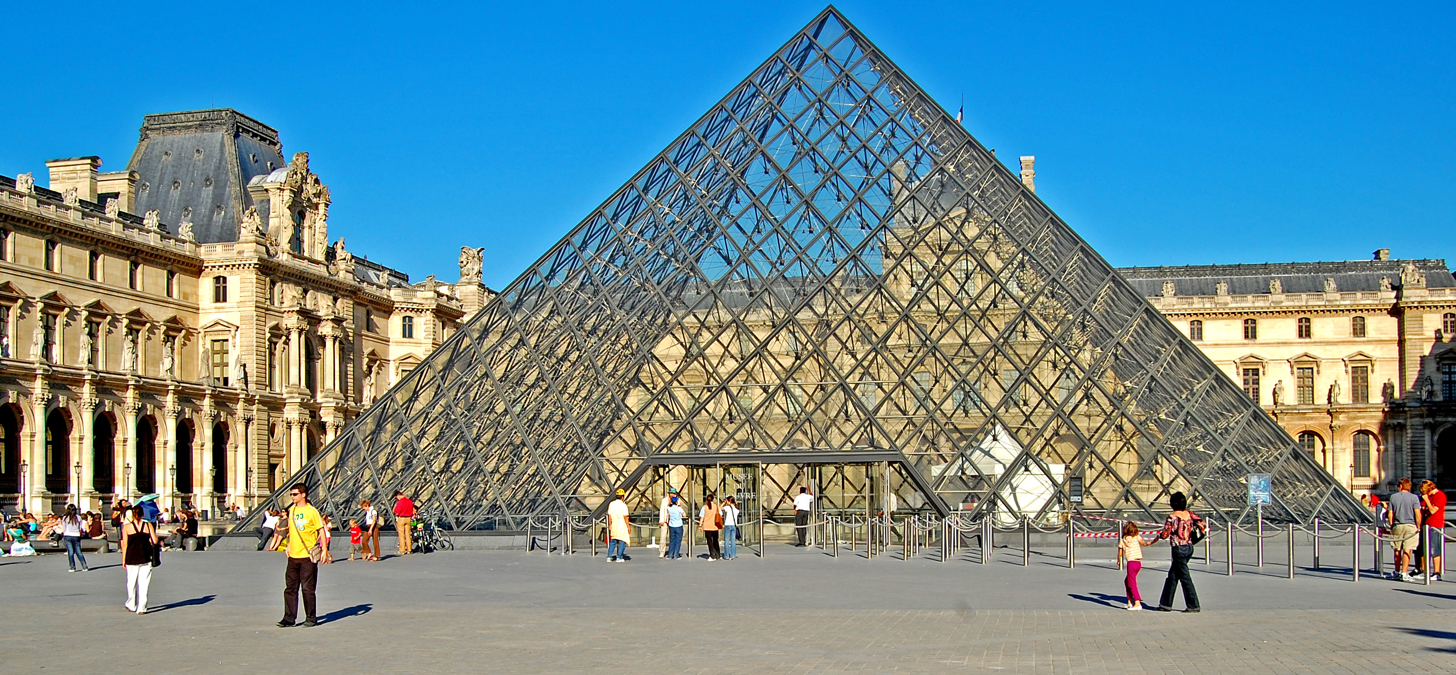 Louvre celebra los 30 años de su pirámide