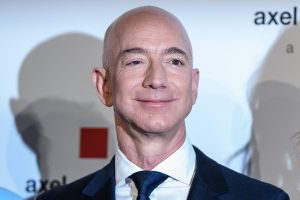 El multimillonario Jeff Bezos anuncia un plan para viajar a la Luna