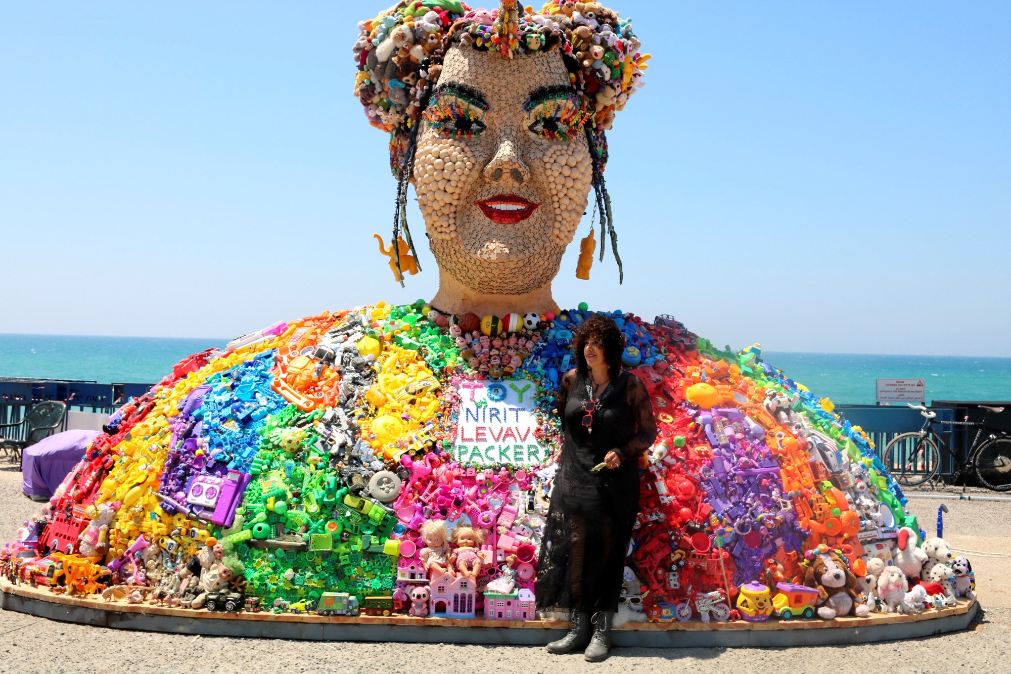 Netta gigante, hecha de juguetes rinde homenaje a Toy por Eurovisión