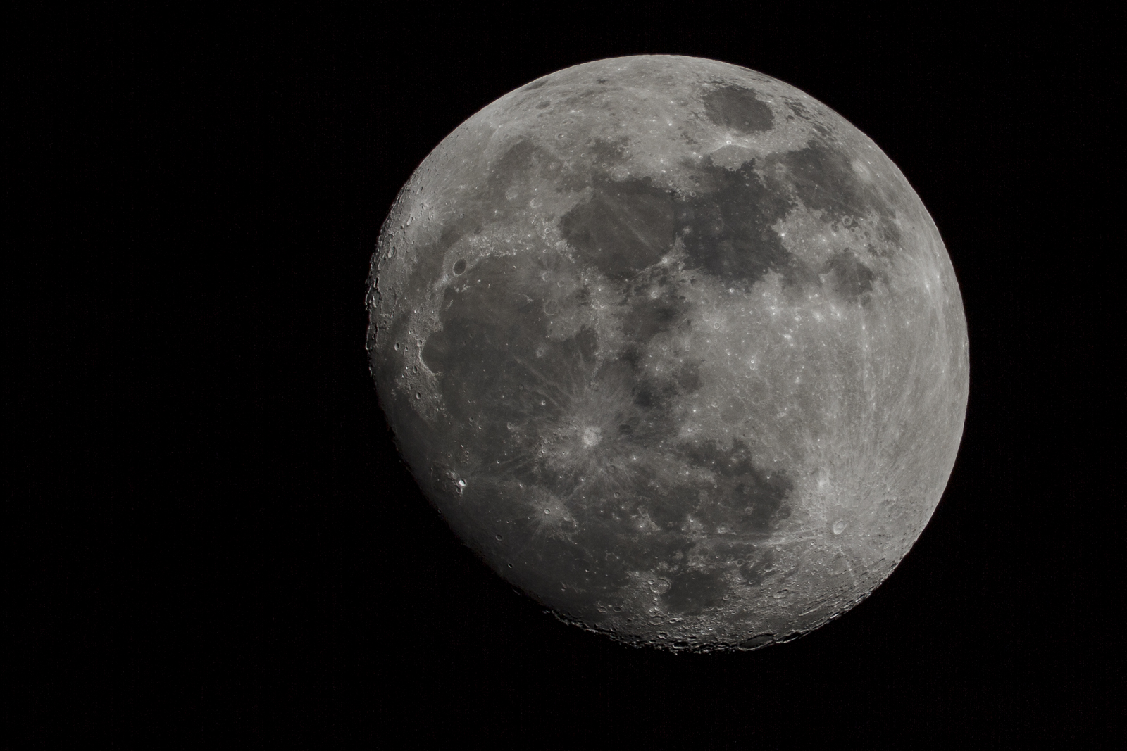 La Luna tiene arrugas y se está achicando con los años