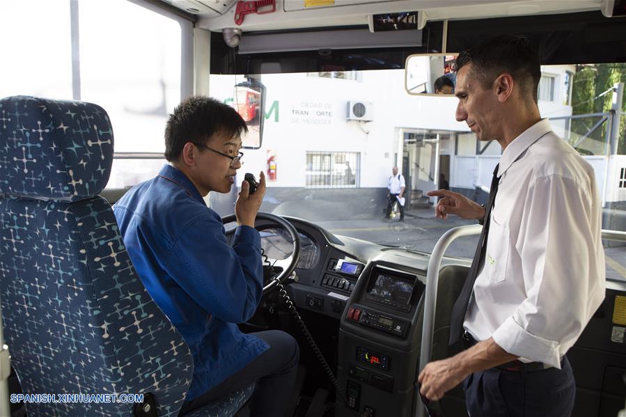 Argentina apuesta a movilidad sustentable con autobuses eléctricos chinos