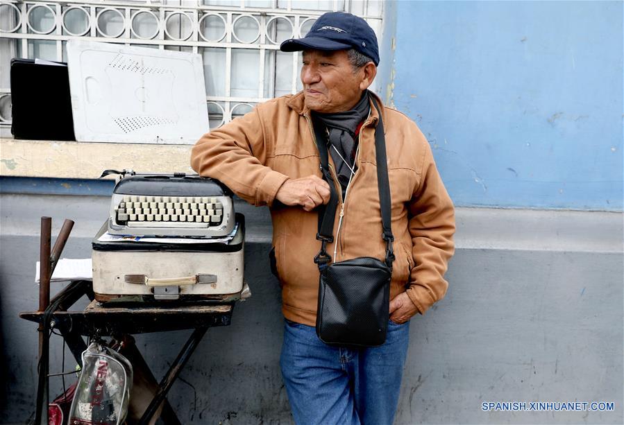 Escribano, una profesión que sobrevive en las calles de Perú