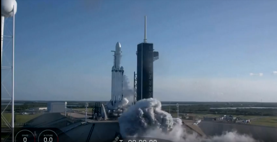 SpaceX logra su primera misión comercial con Falcon Heavy