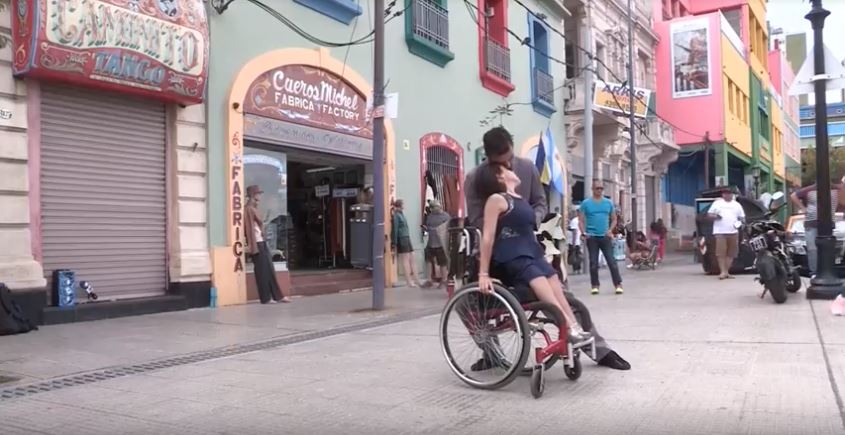 Sobre ruedas, así se baila el tango en Buenos Aires