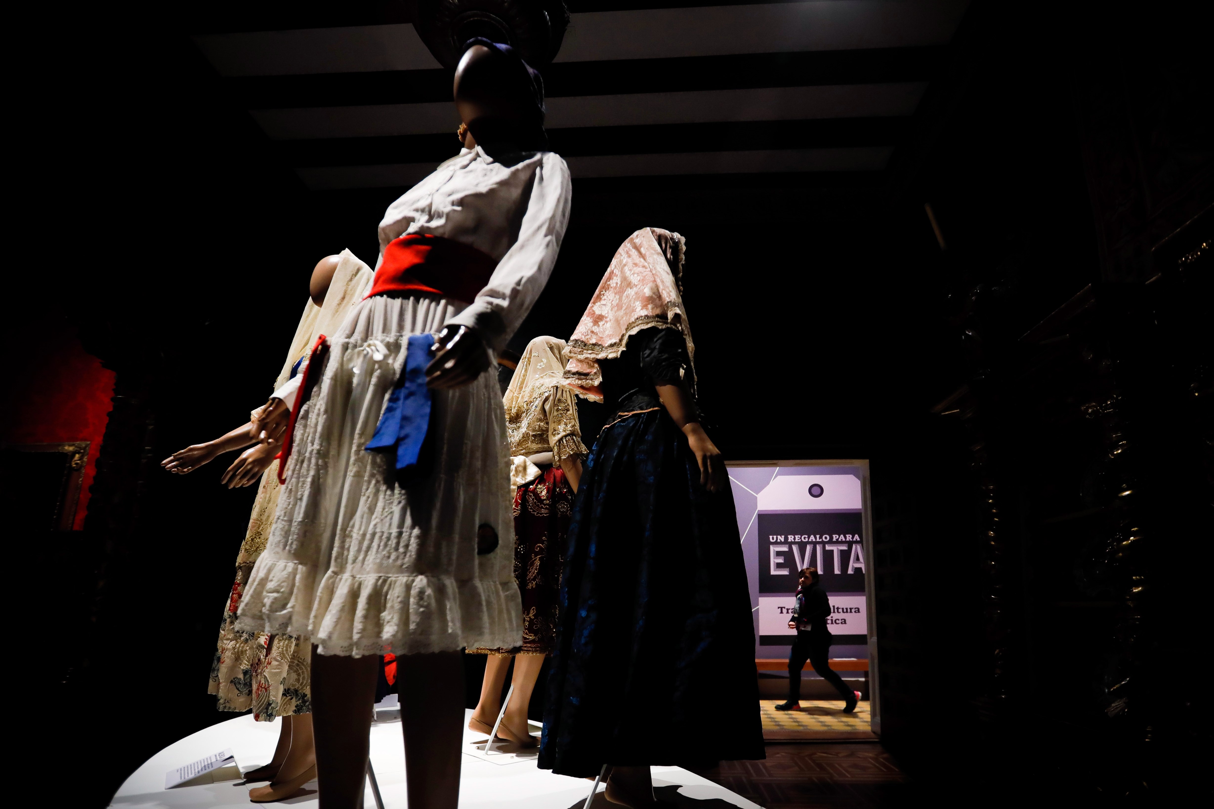 Más de 50 trajes de Evita Perón expuestos en museo de Argentina