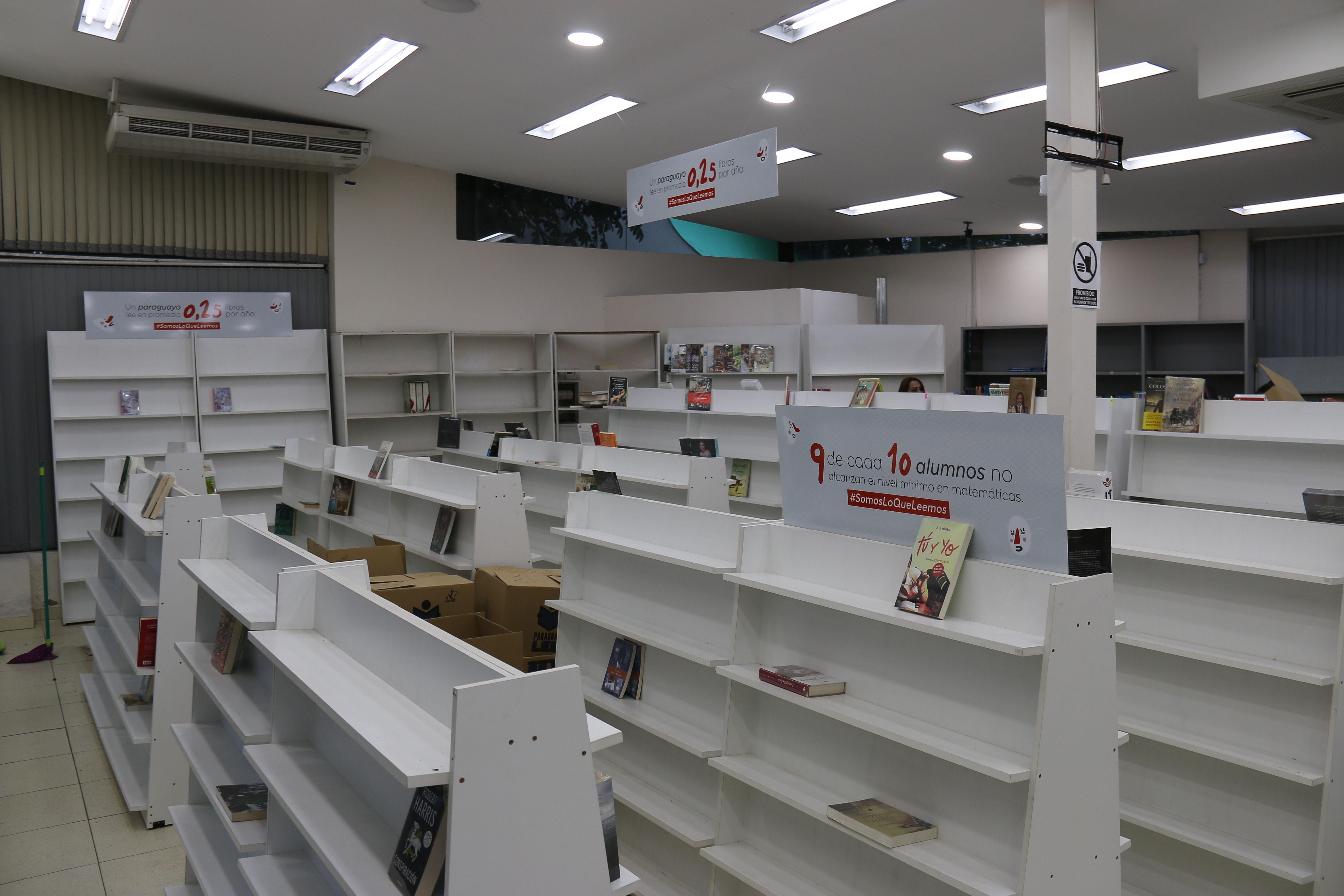 Librería desocupa sus estanterías para alertar de la escasa lectura