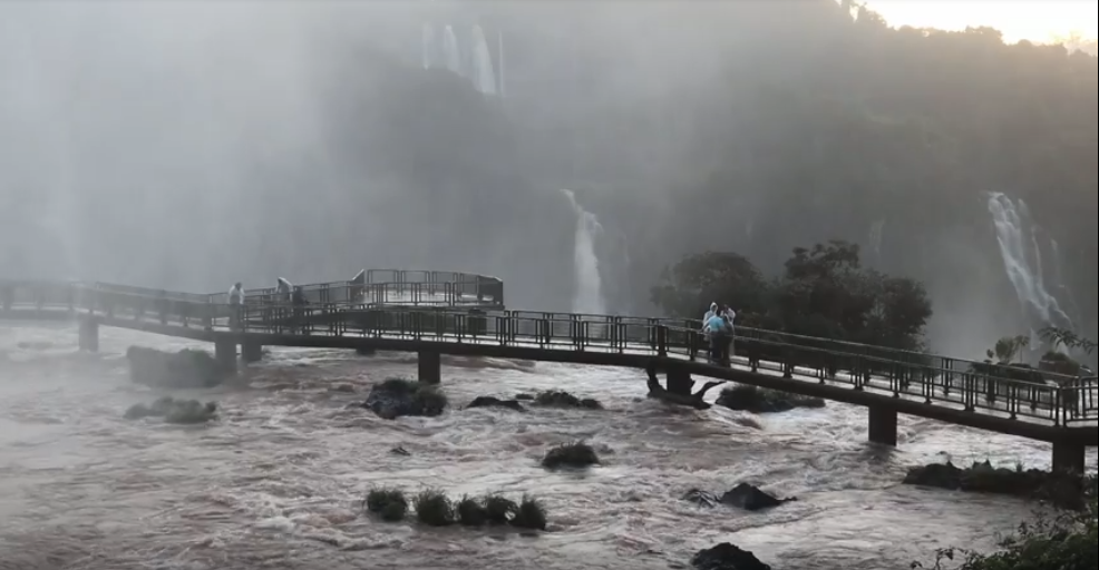 El caudal de las cataratas del Iguazú aumenta