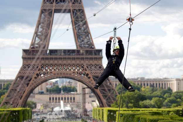 Instalan tirolesa temporal en la Torre Eiffel 