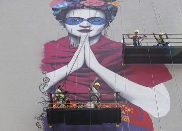 Gran mural sobre Frida Kahlo honra la vestimenta tradicional mexicana