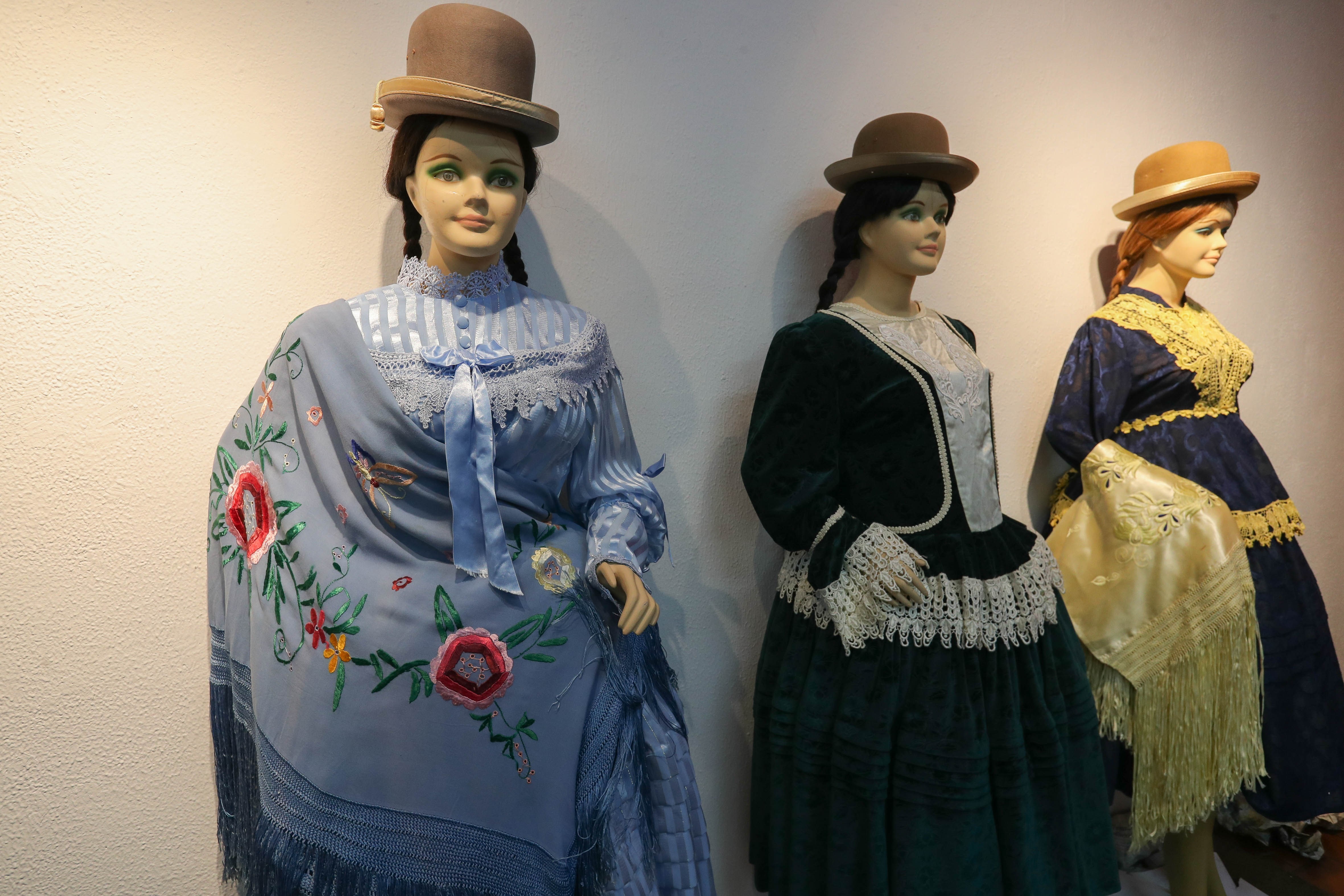 Las emblemáticas "cholitas" bolivianas, son parte de una exposición