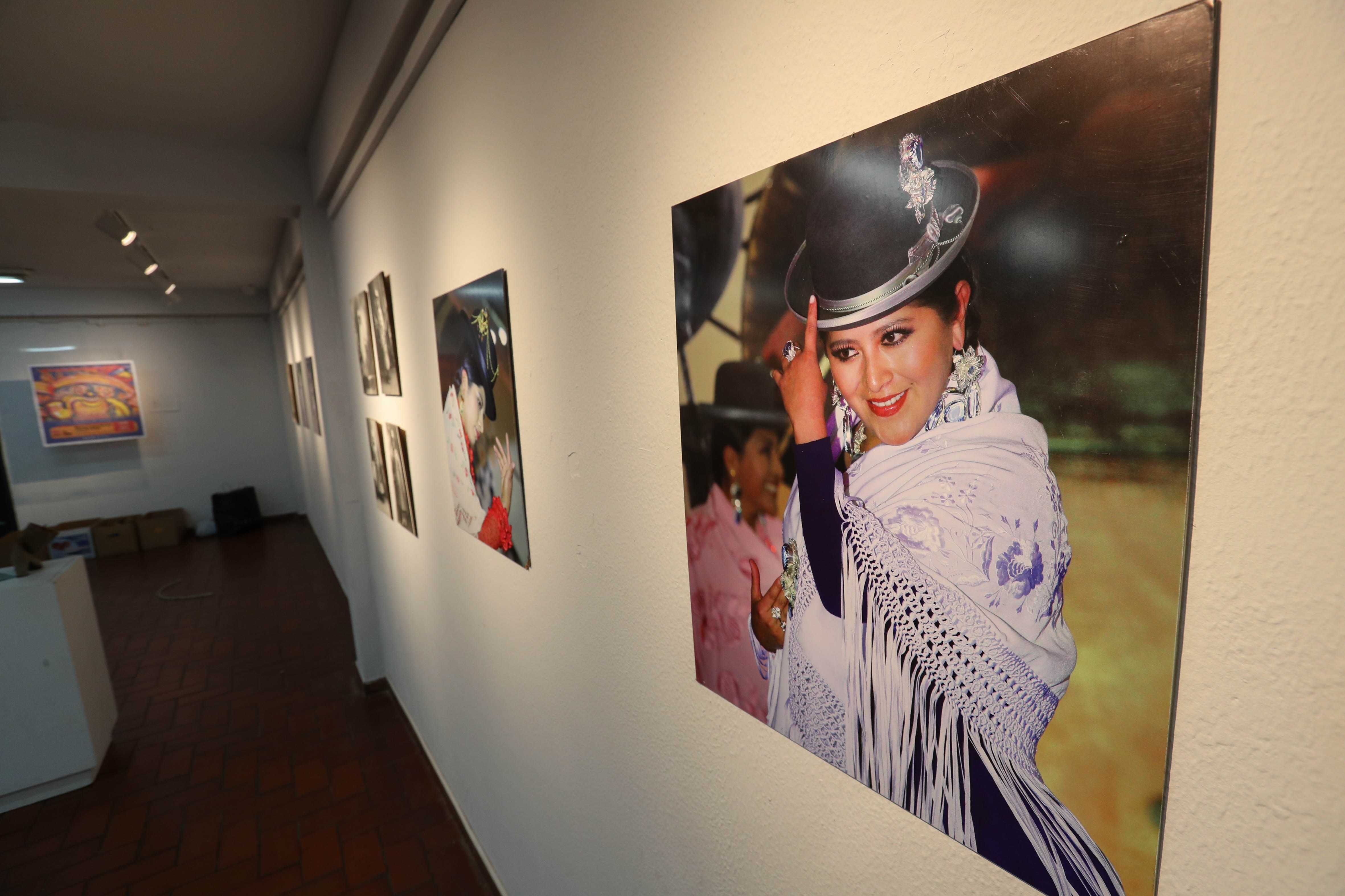 Las emblemáticas «cholitas» bolivianas, son parte de una exposición