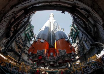 Emplazan la nave rusa Soyuz MS-13 en la rampa de lanzamiento