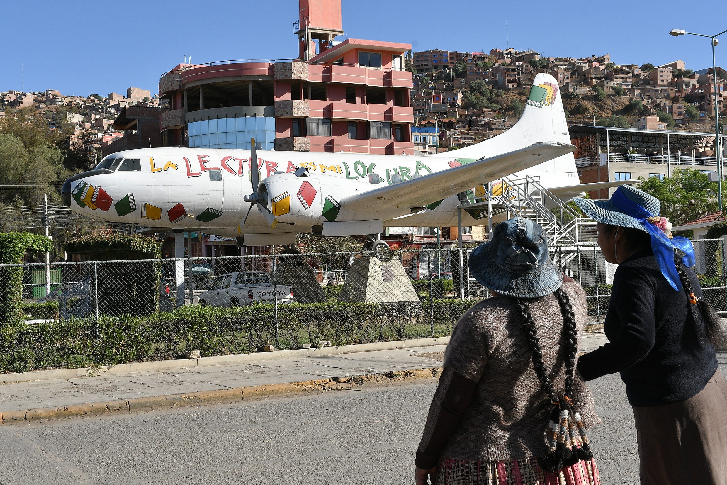 Lectores alzan vuelo en un avión convertido en biblioteca en Bolivia