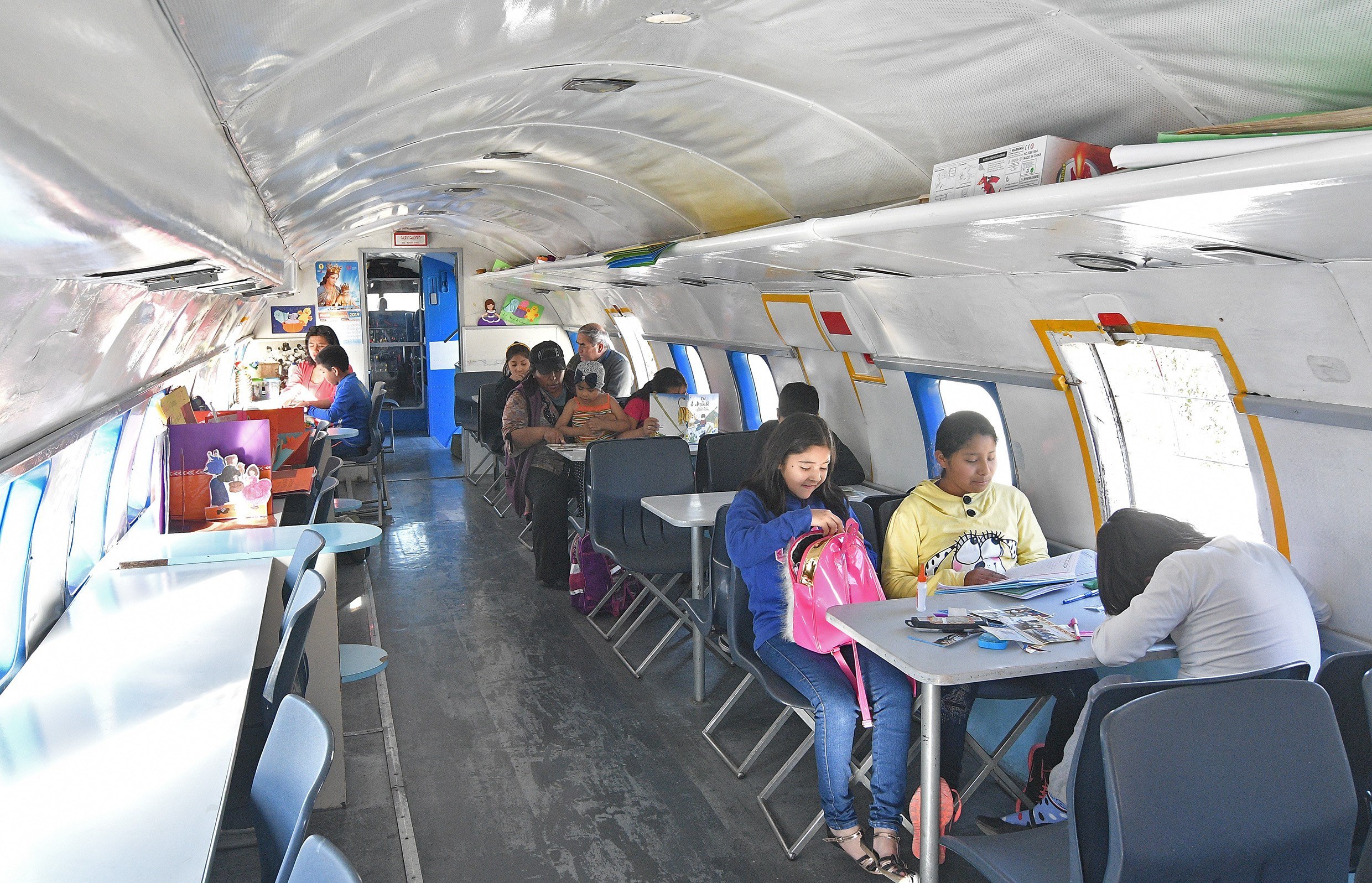 Lectores alzan vuelo en un avión convertido en biblioteca en Bolivia