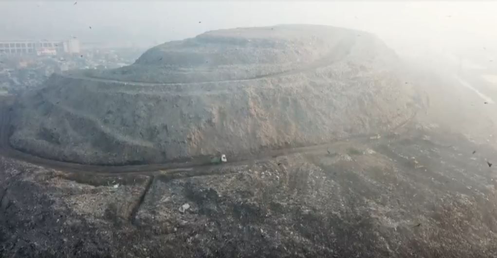 Montaña de basura en la India del tamaño de Taj Mahal