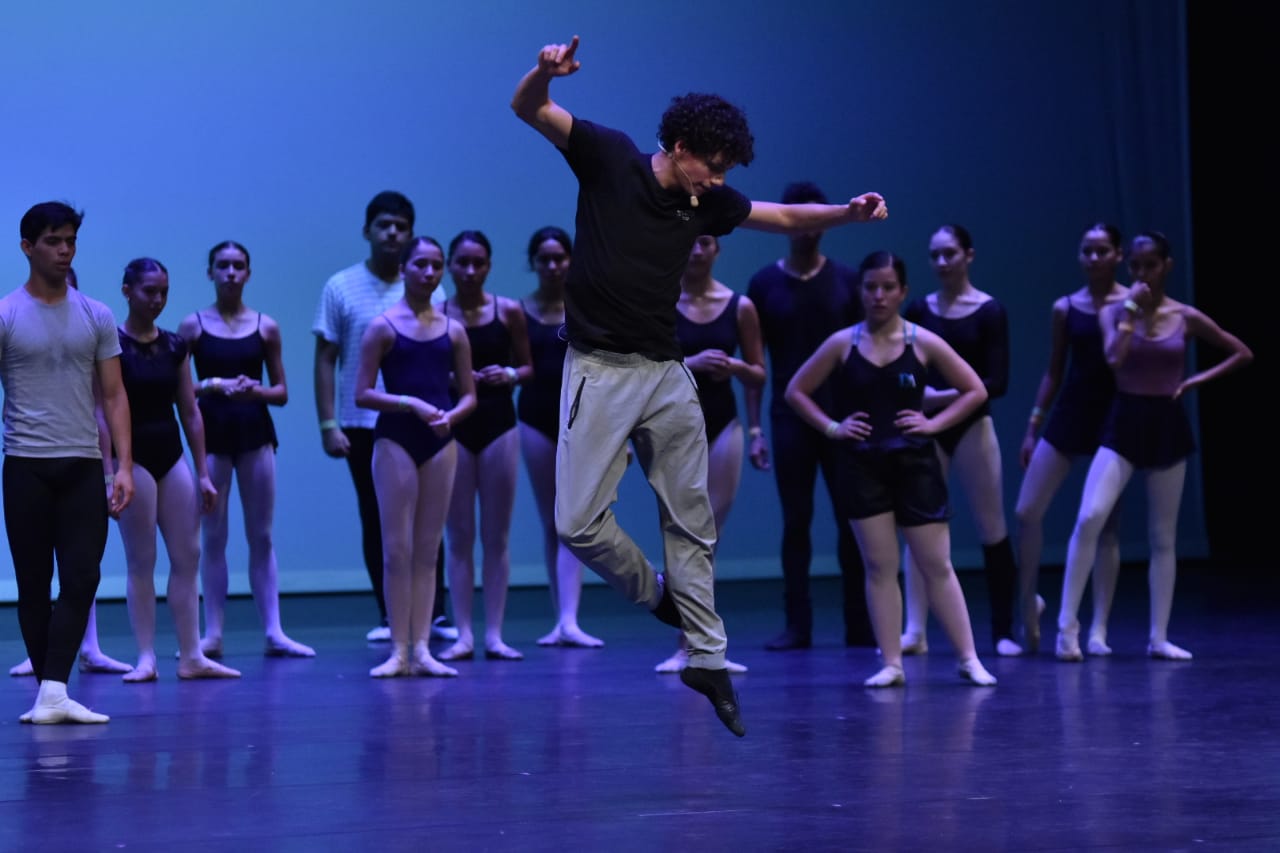 Jugar con el tiempo, la energía, y el movimiento: clase magistral de ballet por Isaac Hernández