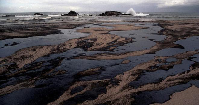 Incidente en plataforma petrolera en Canadá provoca derrame en el mar