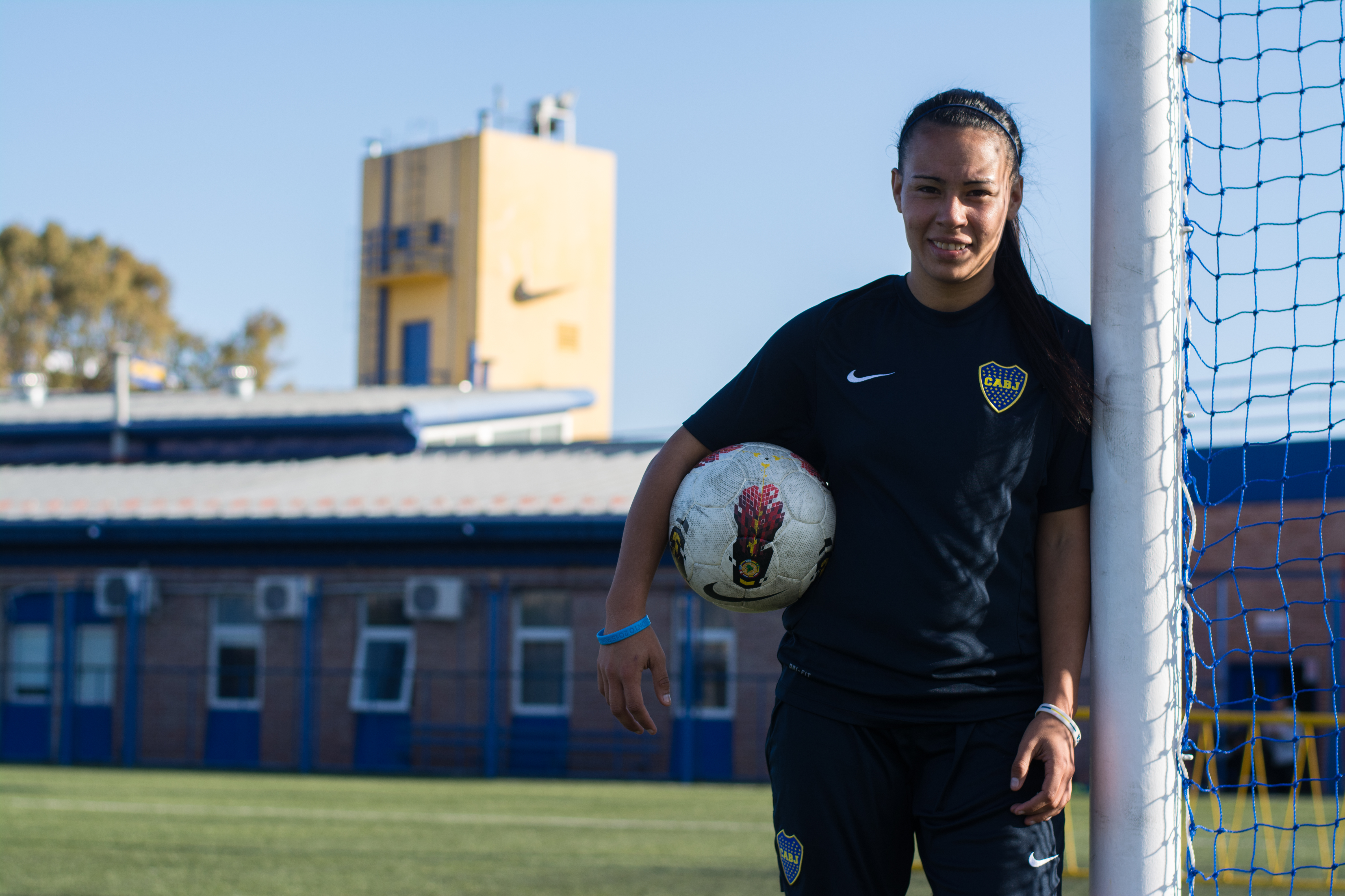 Mujeres luchan por profesionalizar el fútbol femenil en Argentina