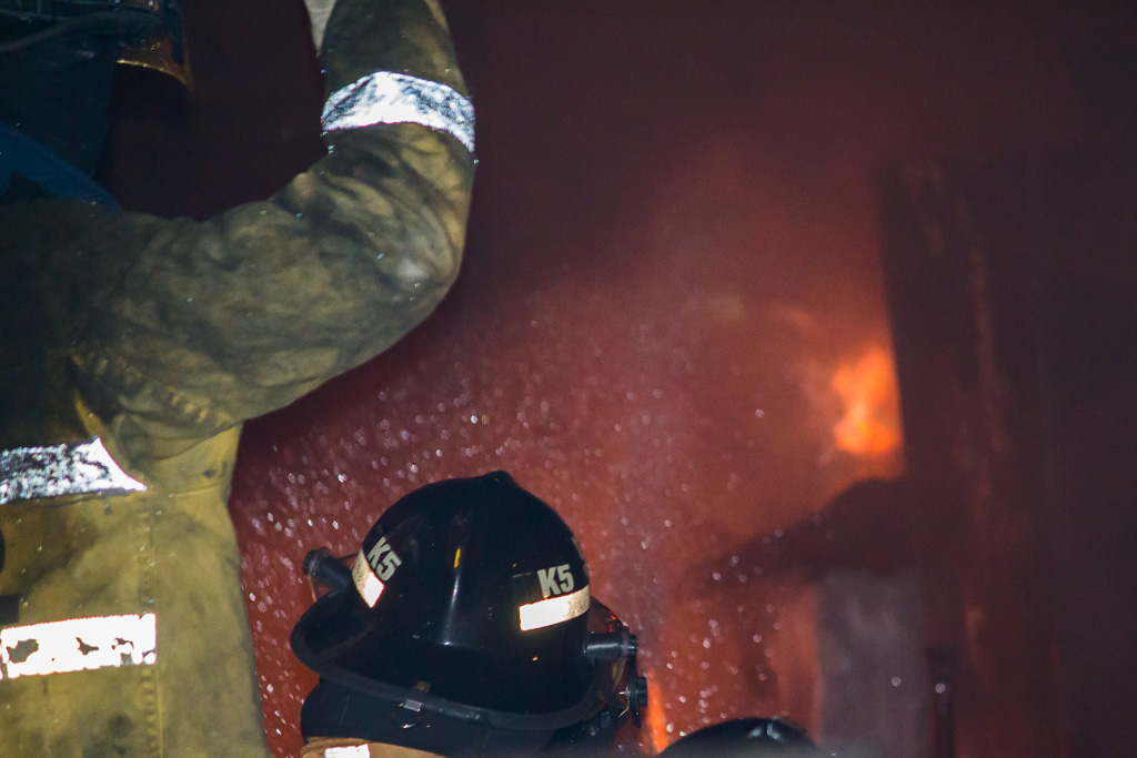 Medio millar de bomberos combate incendio en ciudad portuguesa