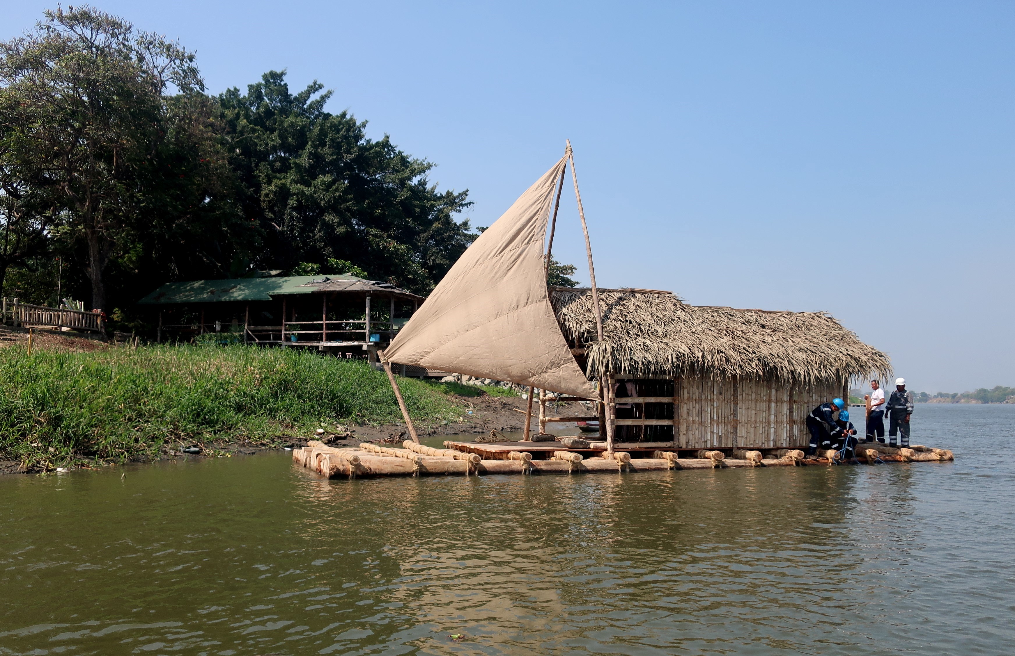 La balsa de Humboldt surca de nuevo las aguas de Ecuador