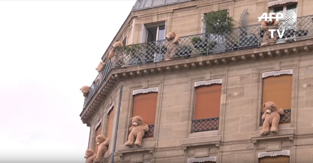 Osos de peluche gigantes invaden barrio parisino 