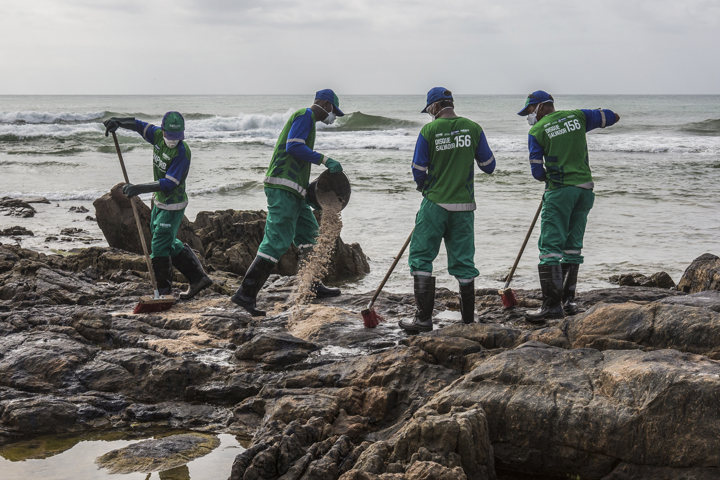 Frustración creciente en Brasil ante avance de manchas petroleras en playas del nordeste