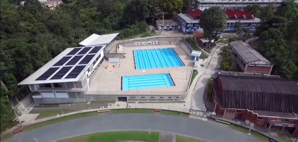 Universidad emplea energía solar para climatizar piscinas 