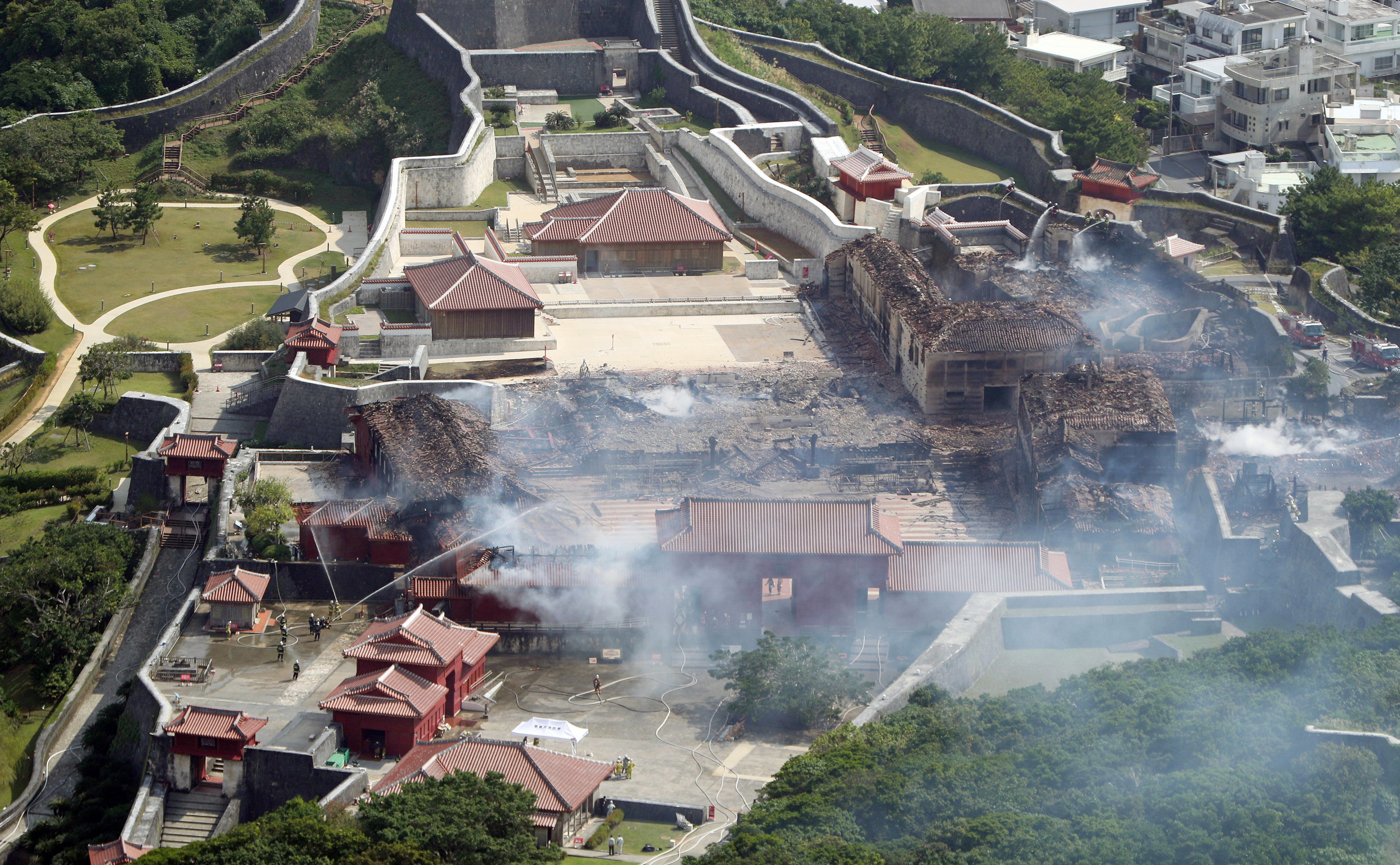 Arde castillo japonés Shuri de Okinawa, declarado patrimonio de la humanidad