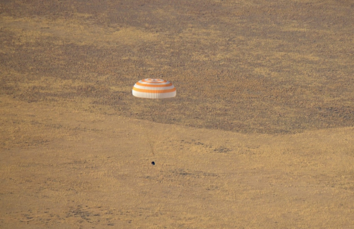 Astronautas de EEI regresan a salvo a la Tierra