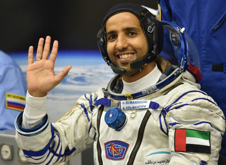 Regresa a la Tierra el primer astronauta emiratí, un héroe en su país