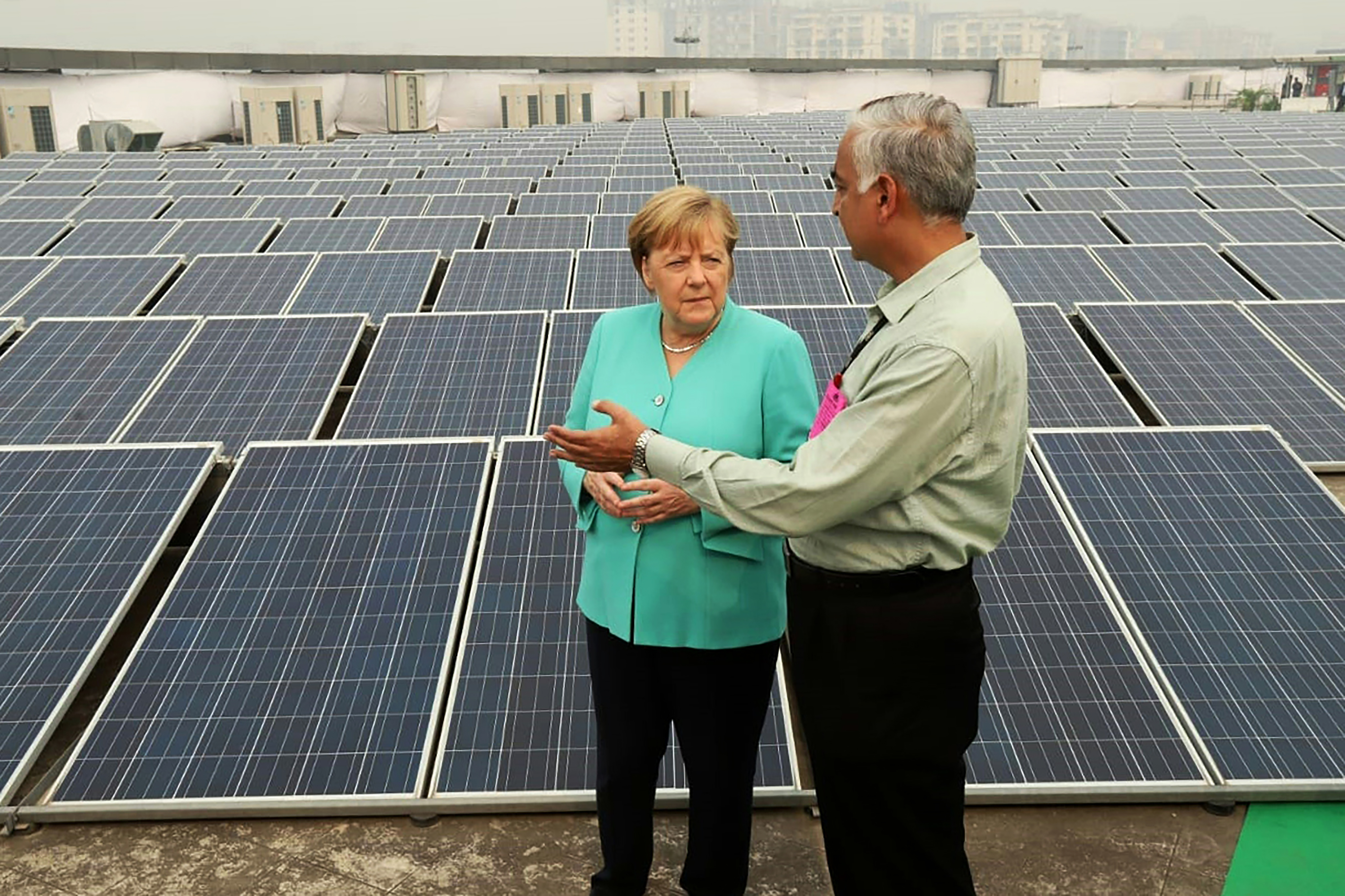 Merkel promete mil millones de euros a India para combatir la contaminación