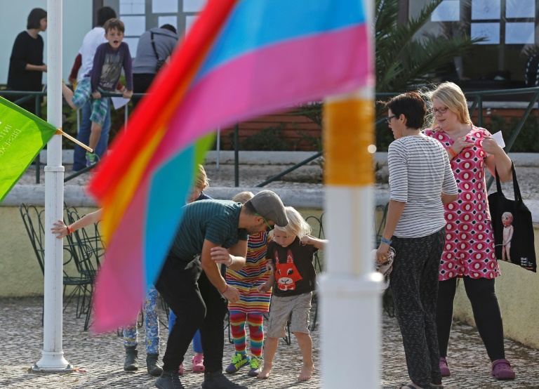 Entre los niños transgénero, la identidad de género es tan fuerte como en los niños cisgénero