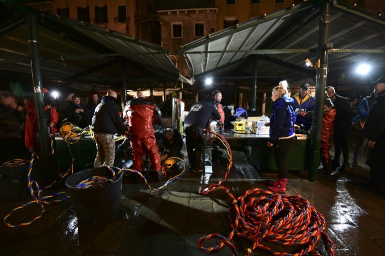 Los gondoleros de Venecia se convierten en buzos para sacar basura de los canales