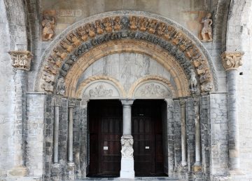 Derriban puerta de una catedral en Francia con un auto y roban sus tesoros