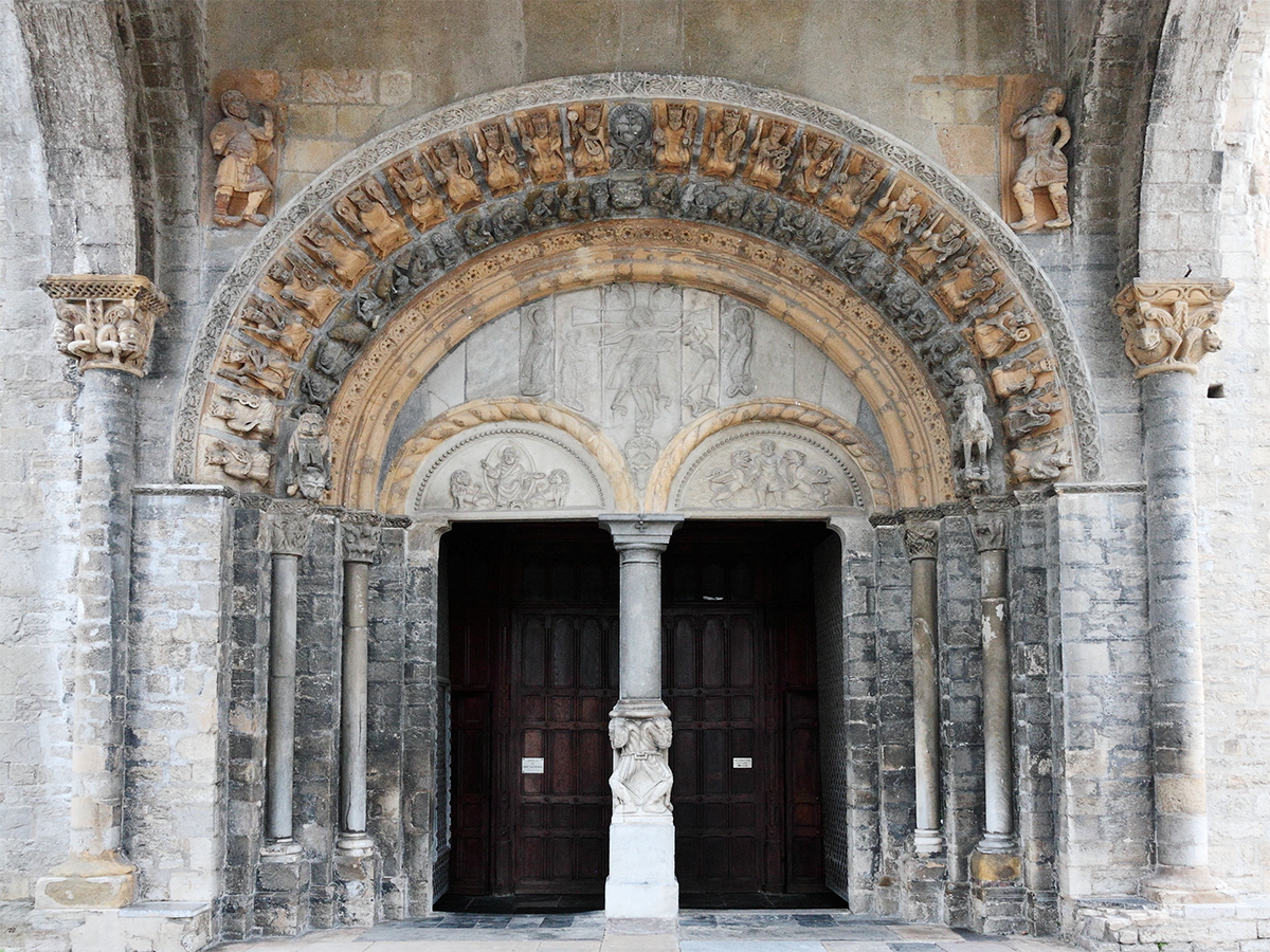 Derriban puerta de una catedral en Francia con un auto y roban sus tesoros