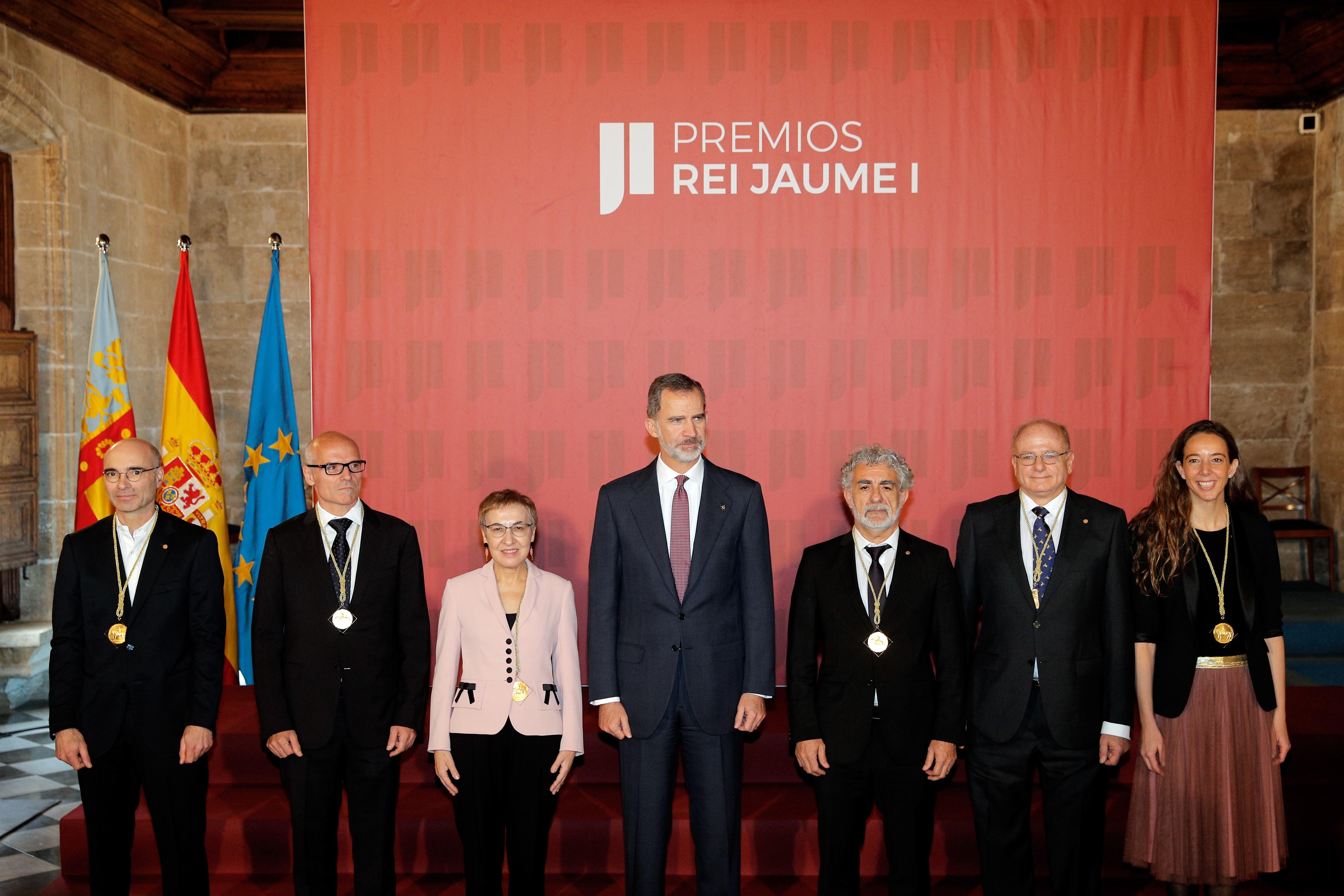 Felipe VI entregó los Premios Jaime I a los 6 galardonados de 2019