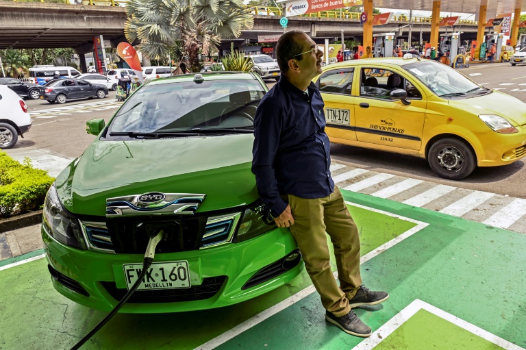 Los vehículos eléctricos, un desafío para supermercados y estaciones de servicio