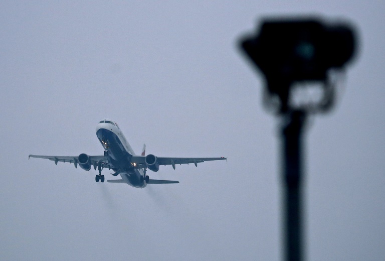 A la espera del avión del futuro, las aerolíneas empiezan a compensar el carbono que emiten