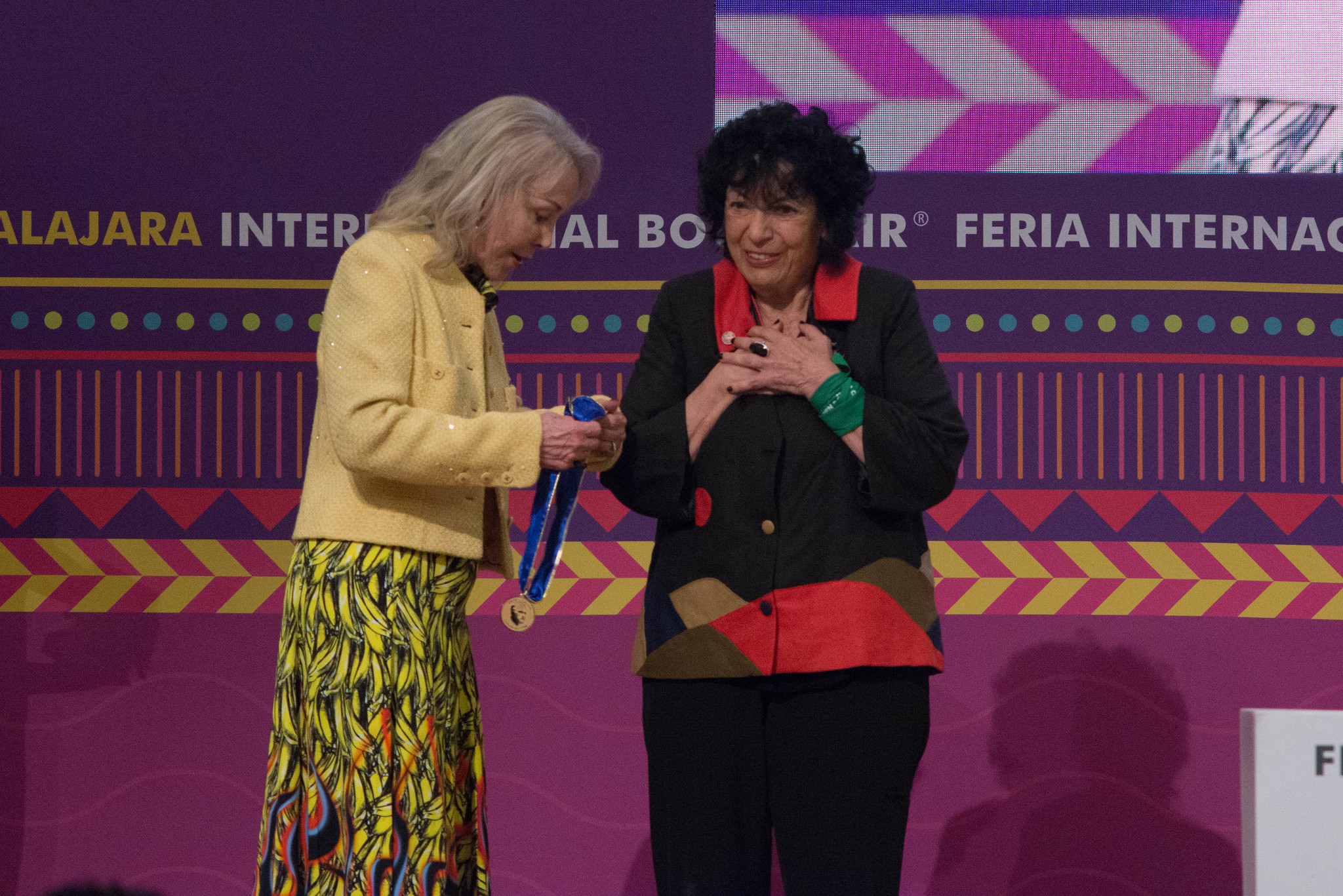 Luisa Valenzuela, heredera del Boom latinoamericano, recibe la medalla Carlos Fuentes