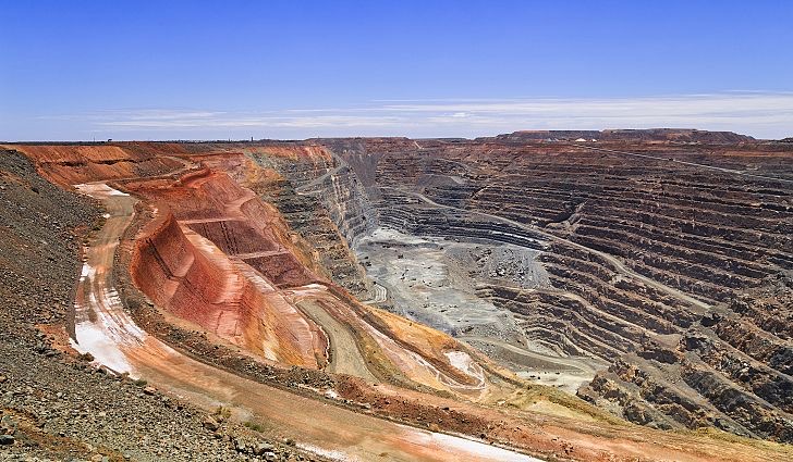 Miles de argentinos protestan contra reforma para el uso de químicos en minería