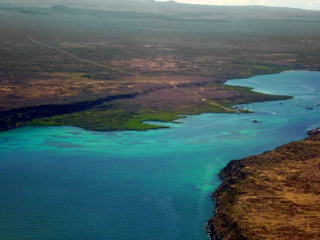 Ecuador dice que el derrame de combustible de Galápagos está «bajo control»