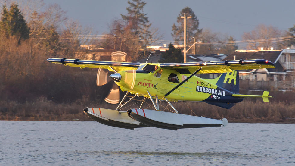 El primer hidroavión comercial eléctrico realiza su vuelo de prueba en Canadá