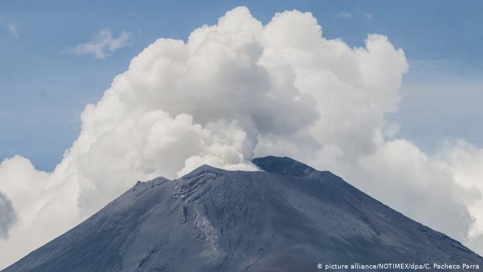 Volcán Popocatéptl expulsa cenizas en el centro de México