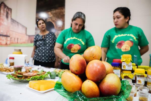 Mujeres paraguayas reinventan platos tradicionales a base de mango