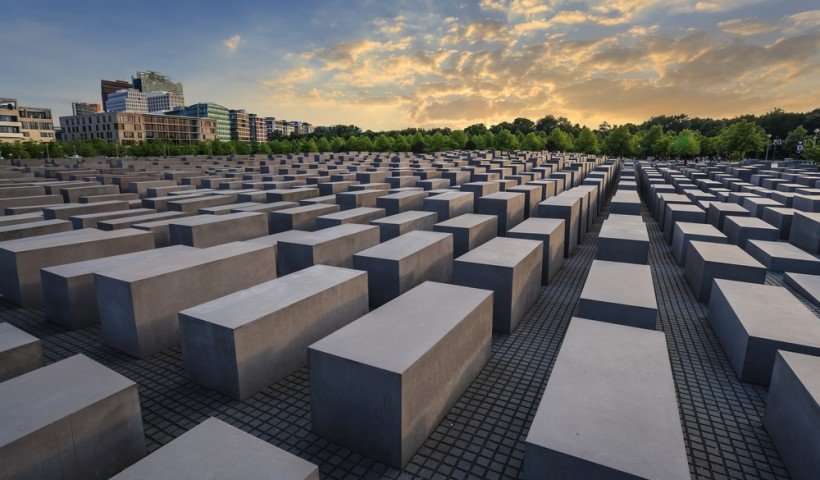 Indefensión y desorientación: las sensaciones provocadas por el monumento a las víctimas del holocausto 