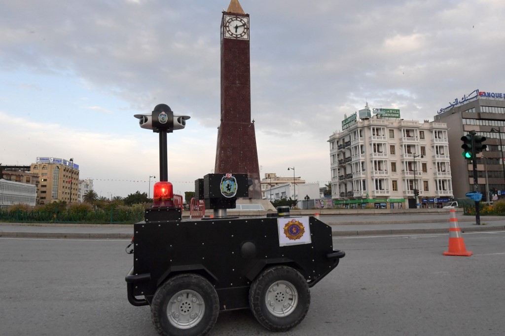 En Túnez, un robot policial para hacer respetar el confinamiento