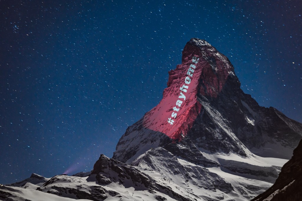 Iluminan montaña emblemática suiza «como signo de esperanza» frente a pandemia