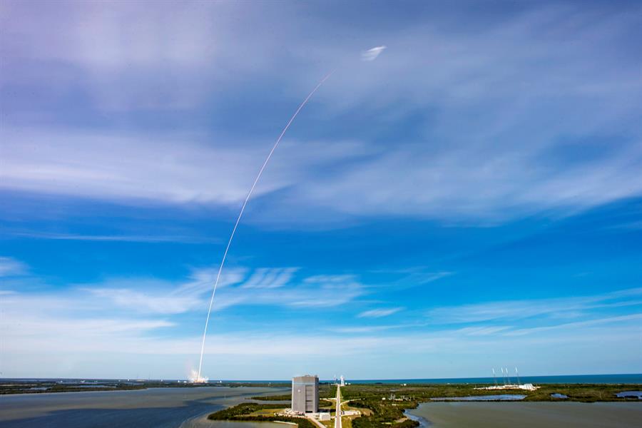 SpaceX envía al espacio 60 satélites para su red de alta velocidad